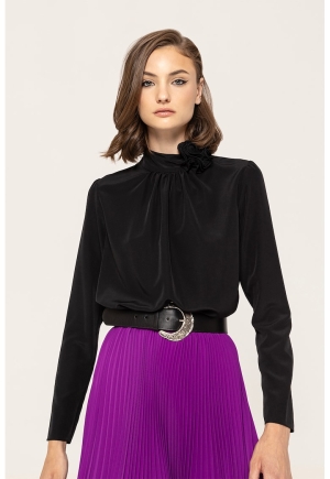 Bluza neagră cu detaliu floral